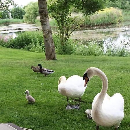 Cotswolds Lakeside Retreat: Luxury Spa with Harry Potter Charm Somerford Keynes Exterior photo