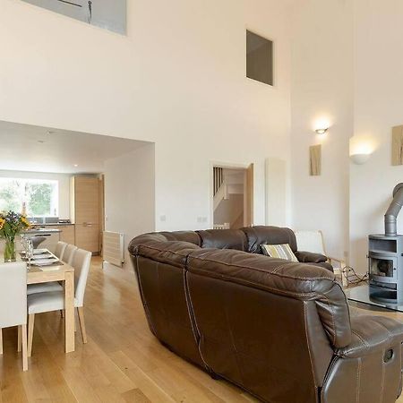 Cotswolds Lakeside Retreat: Luxury Spa with Harry Potter Charm Somerford Keynes Exterior photo