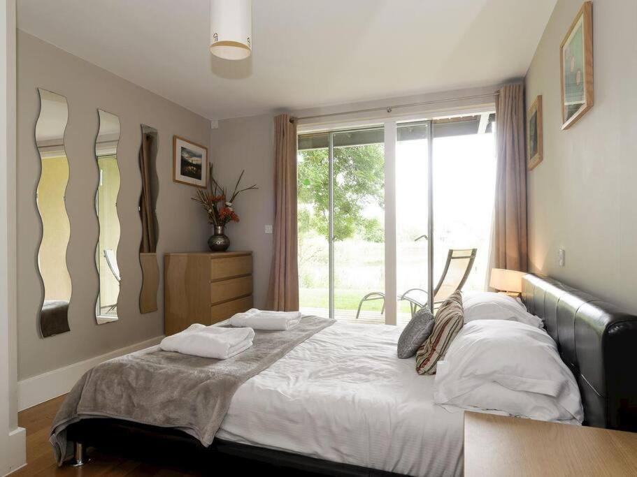 Cotswolds Lakeside Retreat: Luxury Spa with Harry Potter Charm Somerford Keynes Exterior photo