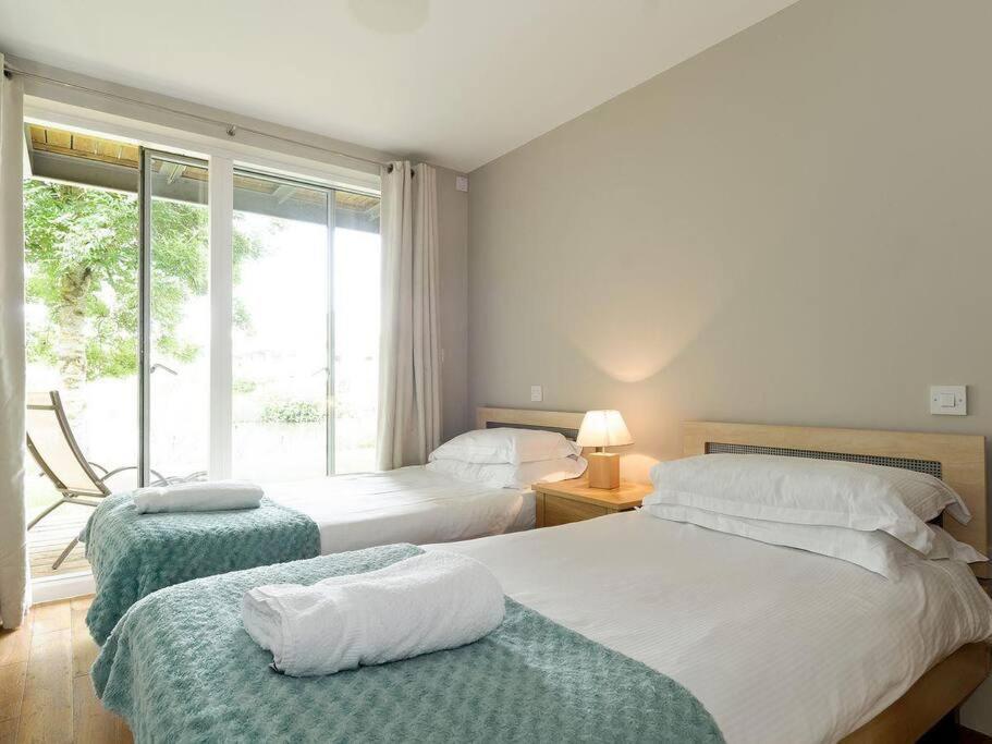 Cotswolds Lakeside Retreat: Luxury Spa with Harry Potter Charm Somerford Keynes Exterior photo