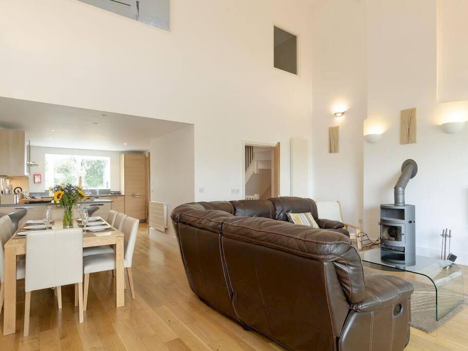 Cotswolds Lakeside Retreat: Luxury Spa with Harry Potter Charm Somerford Keynes Exterior photo