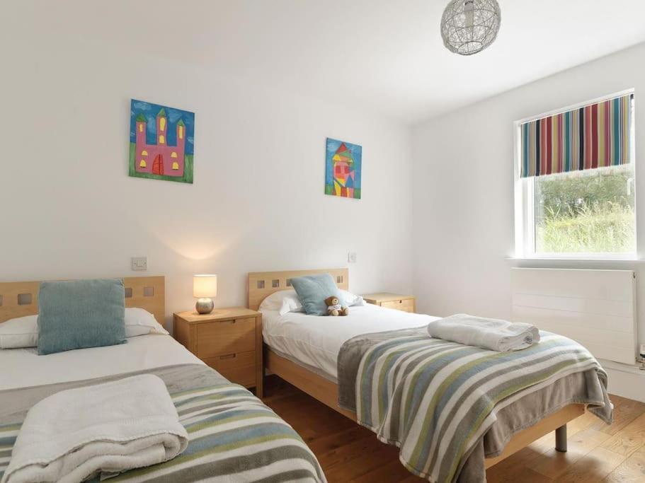 Cotswolds Lakeside Retreat: Luxury Spa with Harry Potter Charm Somerford Keynes Exterior photo