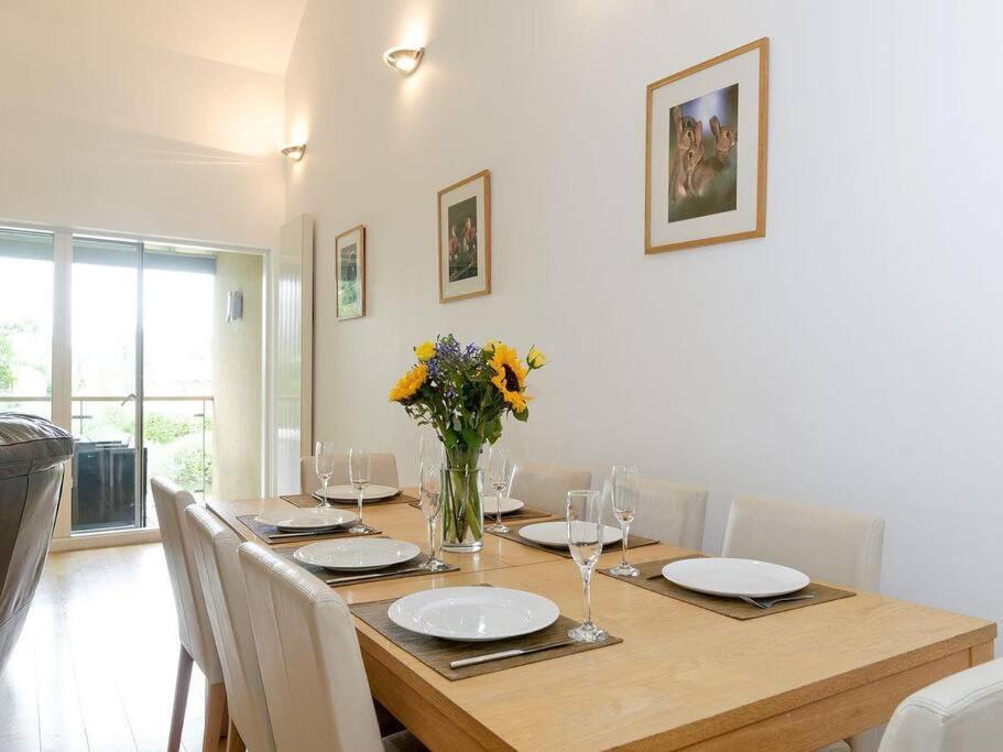 Cotswolds Lakeside Retreat: Luxury Spa with Harry Potter Charm Somerford Keynes Exterior photo